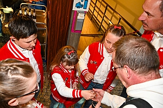 Fruehl Fest RW Rheinh 2026- 05-14 05  Frühlingsfest ohne Schaukelfotos  -Wie in jedem Jahr auf auf Christi Himmelfahrt, oder auch dem „Vatertag“, hatte die KG Rot-Weiß Rheinhausen zum ihrem Frühlingsfest geladen. All die Jahre gab es dort von den Crews die sogenannten „Schaukelfotos“. In diesem Jahr fielen diese  aber der Witterung zum Opfer. Das Fest fand in der Erlöserkirche statt und nicht in dessen Garten. : DVPJ, Oliver I, Kinderprinz Niklas I., Niklas I., Prinzessin, Greta I., Prinzessin Greta I., HDK, Duisburg, Karneval, Helau, Tollität, Event, Session 2026, Session 2027, Hauptausschuss, Gemeinschaft, Hauptausschuss Karneval Duisburg, Duisburg ist echt