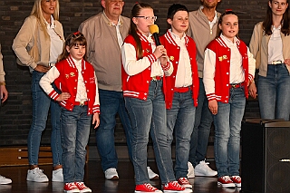 Fruehl Fest RW Rheinh 2026- 05-14 16  Frühlingsfest ohne Schaukelfotos  -Wie in jedem Jahr auf auf Christi Himmelfahrt, oder auch dem „Vatertag“, hatte die KG Rot-Weiß Rheinhausen zum ihrem Frühlingsfest geladen. All die Jahre gab es dort von den Crews die sogenannten „Schaukelfotos“. In diesem Jahr fielen diese  aber der Witterung zum Opfer. Das Fest fand in der Erlöserkirche statt und nicht in dessen Garten. : DVPJ, Oliver I, Kinderprinz Niklas I., Niklas I., Prinzessin, Greta I., Prinzessin Greta I., HDK, Duisburg, Karneval, Helau, Tollität, Event, Session 2026, Session 2027, Hauptausschuss, Gemeinschaft, Hauptausschuss Karneval Duisburg, Duisburg ist echt
