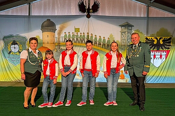 Schuetzenfest BSV DU-Wedau 2026-06-04 01  Greta schoss den Vogel ab - Am Donnerstag, 4. Juni, waren wir auf Einladung von Paricia und Jürgen Heusinger auf dem Schützenfest des Bürgern Schützenvereins Duisburg Wedau zum „Bürgerschießen“. Auf dem Festplatz am Wambachsee haben wir am am „Tellschießen“, mit der Armbrust, Teilgenommen. Unsere Greta hat den  „Vogel abgeschossen“ und ist jetzt „Bürger-Tellprinzessin 2026“. : DVPJ, Oliver I, Kinderprinz Niklas I., Niklas I., Prinzessin, Greta I., Prinzessin Greta I., HDK, Duisburg, Karneval, Helau, Tollität, Event, Session 2026, Session 2027, Hauptausschuss, Gemeinschaft, Hauptausschuss Karneval Duisburg, Duisburg ist echt