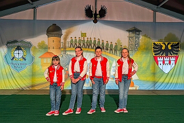 Schuetzenfest BSV DU-Wedau 2026-06-04 03  Greta schoss den Vogel ab - Am Donnerstag, 4. Juni, waren wir auf Einladung von Paricia und Jürgen Heusinger auf dem Schützenfest des Bürgern Schützenvereins Duisburg Wedau zum „Bürgerschießen“. Auf dem Festplatz am Wambachsee haben wir am am „Tellschießen“, mit der Armbrust, Teilgenommen. Unsere Greta hat den  „Vogel abgeschossen“ und ist jetzt „Bürger-Tellprinzessin 2026“. : DVPJ, Oliver I, Kinderprinz Niklas I., Niklas I., Prinzessin, Greta I., Prinzessin Greta I., HDK, Duisburg, Karneval, Helau, Tollität, Event, Session 2026, Session 2027, Hauptausschuss, Gemeinschaft, Hauptausschuss Karneval Duisburg, Duisburg ist echt