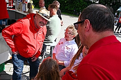 01 Sommerf GrafschFunken 2026- 06-13  07  Sommerfeste zum Ersten - Wir fuhren zum ersten Sommerfest auf die andre Rheinseite nach Moers. Der Besuch bei den Grafschafter Funken gehört schon zur Tradition. Danach erwartete uns ein großartiger Empfang beim Heimspiel auf dem Sommerfest unserer Stadtgarde. : DVPJ, Oliver I, Kinderprinz Niklas I., Niklas I., Prinzessin, Greta I., Prinzessin Greta I., HDK, Duisburg, Karneval, Helau, Tollität, Event, Session 2026, Session 2027, Hauptausschuss, Gemeinschaft, Hauptausschuss Karneval Duisburg, Duisburg ist echt