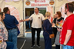 02 Sommerf Stadtgarde 2026- 06-13  01  Sommerfeste zum Ersten - Wir fuhren zum ersten Sommerfest auf die andre Rheinseite nach Moers. Der Besuch bei den Grafschafter Funken gehört schon zur Tradition. Danach erwartete uns ein großartiger Empfang beim Heimspiel auf dem Sommerfest unserer Stadtgarde. : DVPJ, Oliver I, Kinderprinz Niklas I., Niklas I., Prinzessin, Greta I., Prinzessin Greta I., HDK, Duisburg, Karneval, Helau, Tollität, Event, Session 2026, Session 2027, Hauptausschuss, Gemeinschaft, Hauptausschuss Karneval Duisburg, Duisburg ist echt