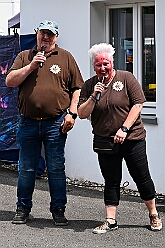 02 Sommerf MCV1979 2026- 07-04 06  Vom Musiktreffen zum Sommerfest - Am Samstag, 4. Juli, besuchten wir zuerst das Musik- und Freundschaftstreffen der „Ruhrpott-Guggis“ auf dem Platz vor „Manu´s Treff“ im Logport. Zum Sommerfest der KG MCV 1979 ging es anschließend dann nach Meiderich an die Bahnhofsstraße. : DVPJ, Oliver I, Kinderprinz Niklas I., Niklas I., Prinzessin, Greta I., Prinzessin Greta I., HDK, Duisburg, Karneval, Helau, Tollität, Event, Session 2026, Session 2027, Hauptausschuss, Gemeinschaft, Hauptausschuss Karneval Duisburg, Duisburg ist echt